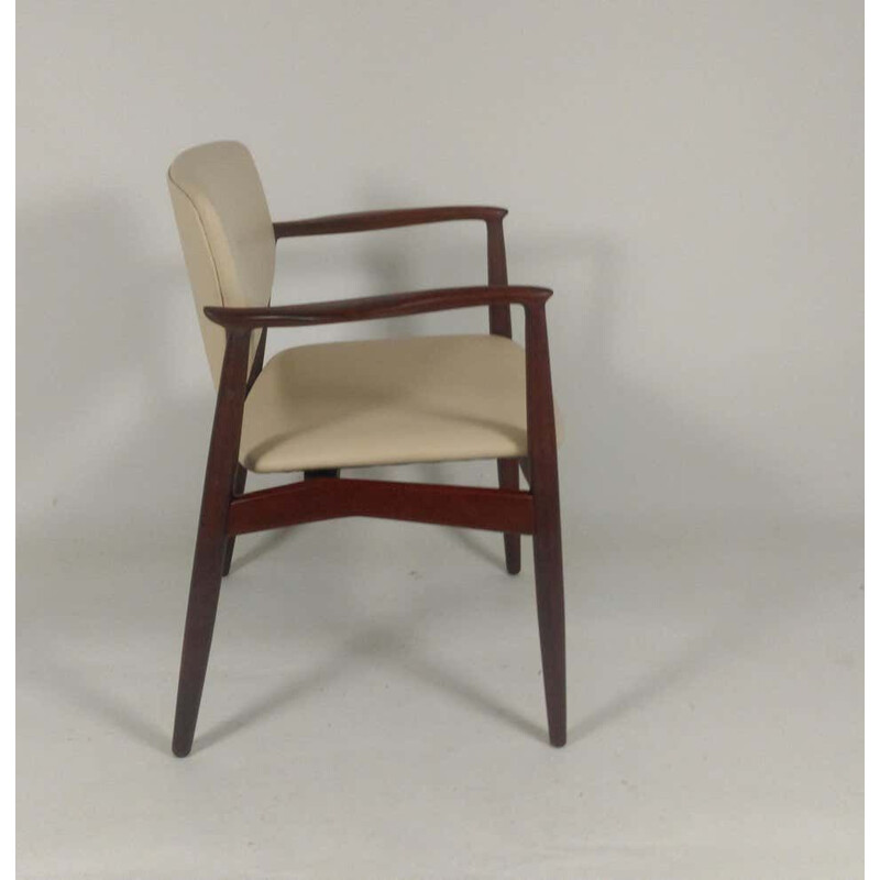 Paar vintage kapiteinsstoelen model 67 in teakhout, gestoffeerd door Erik Buch voor Ørum Møbelfabrik, 1960