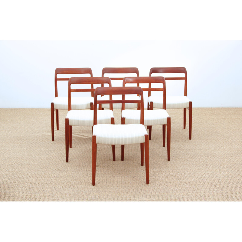 Conjunto de 6 cadeiras de teca vintage modelo 145