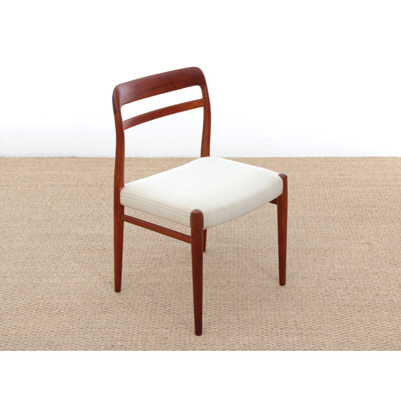 Suite van 6 vintage teakhouten stoelen model 145