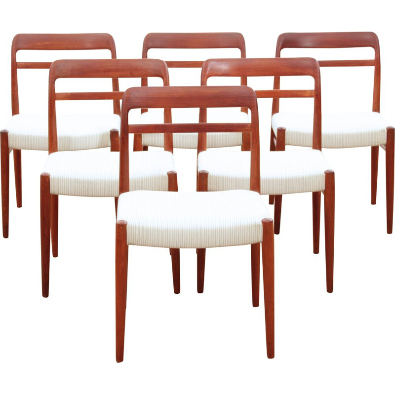 Suite of 6 vintage teak chairs model 145