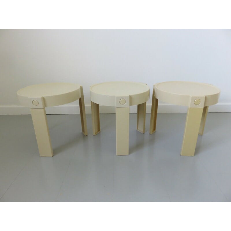 Serie de 3 tables gigognes vintage en plastique blanc holland 1970
