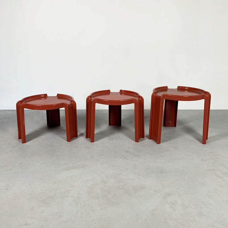 Tables gigogne rouges par Giotto Stoppino pour Kartell 1970