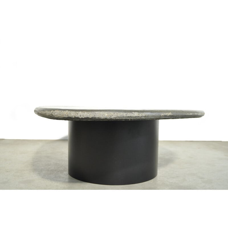 Table basse vintage Brutalist ovale en pierre naturelle par le sculpteur PAul Kingma Pays-Bas 1995 