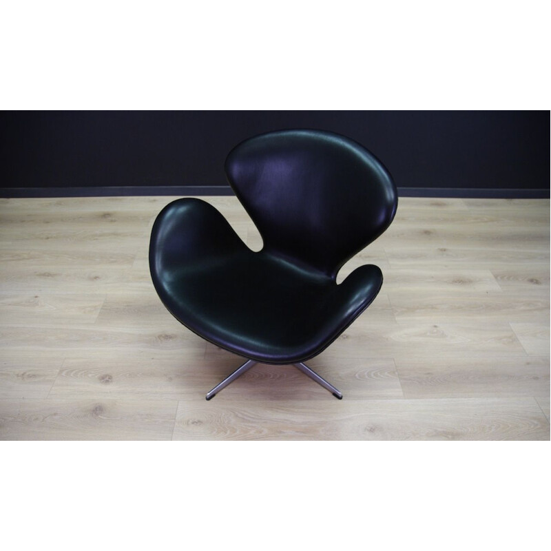 Vintage armchair Swan 3320 by Arne Jacobsen for Fritz Hansen 1982