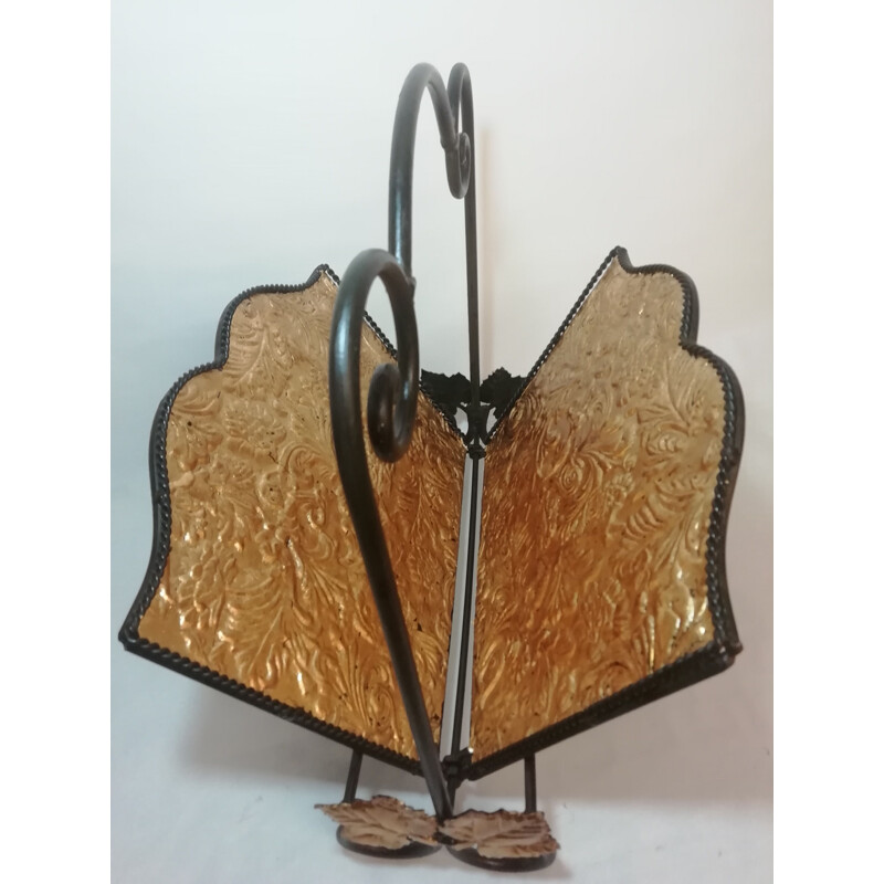 Revistero plegable vintage de hierro forjado con interior estampado en relieve