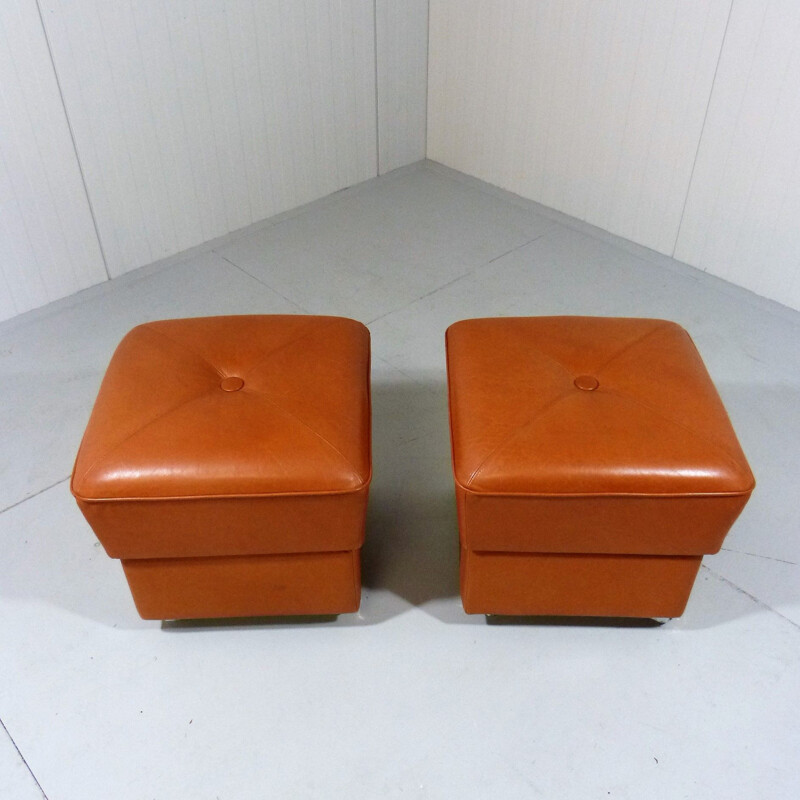 Paire de poufs vintage en cuir sur roulettes 1960