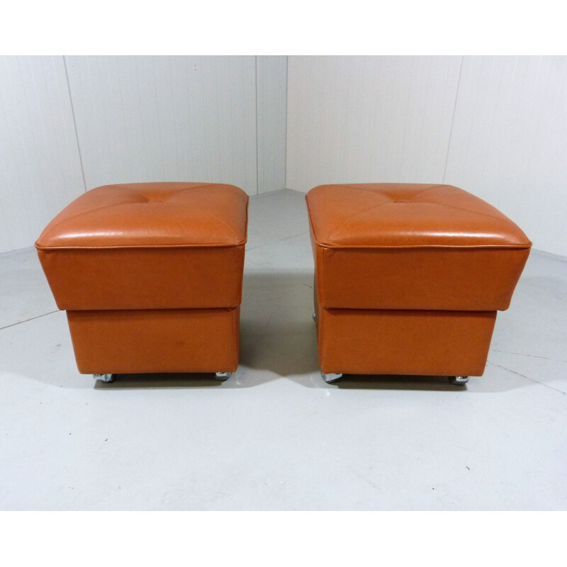 Paire de poufs vintage en cuir sur roulettes 1960