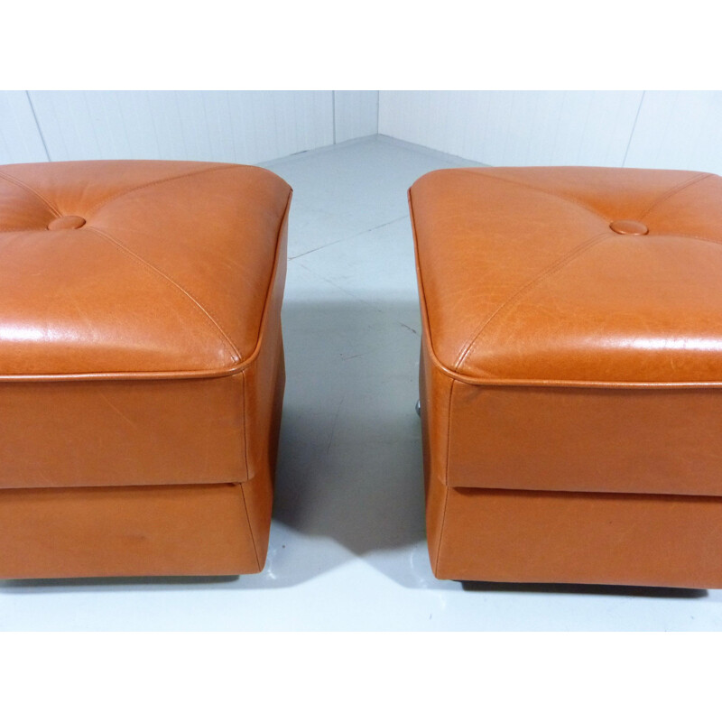 Paire de poufs vintage en cuir sur roulettes 1960