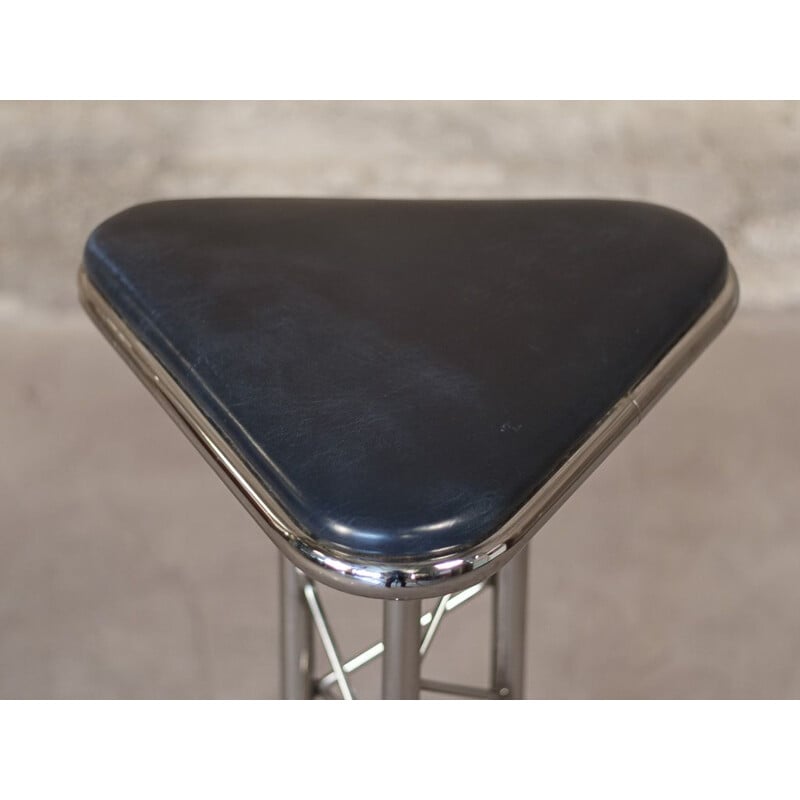 Tabouret de bar vintage Eiffel, version club, piétement chromé, cuir bleu nuit 1980