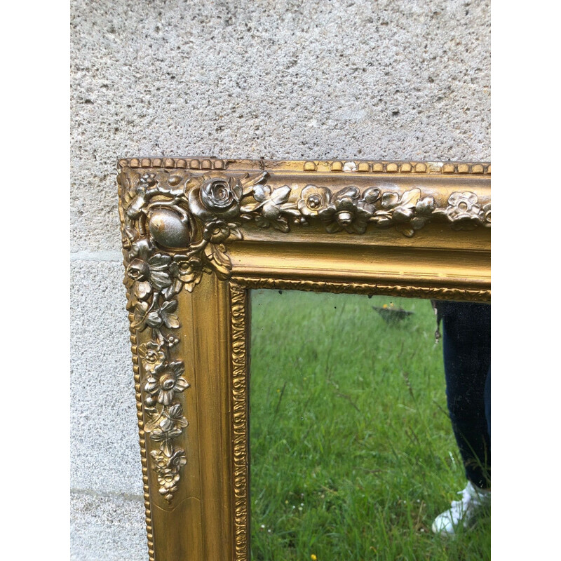 Miroir vintage doré teint au mercure et pourtour sculpté de fleurs