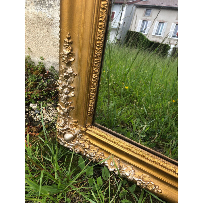 Miroir vintage doré teint au mercure et pourtour sculpté de fleurs