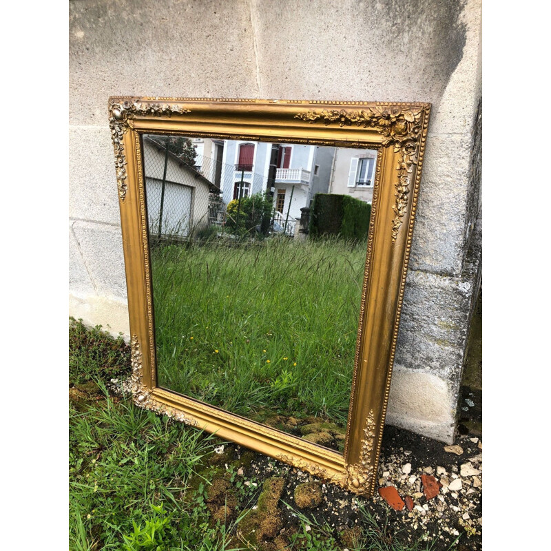 Miroir vintage doré teint au mercure et pourtour sculpté de fleurs