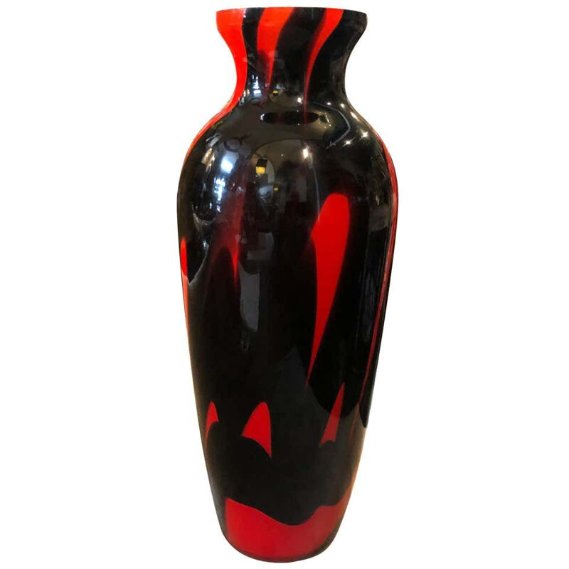 Vase vintage opalin rouge et noir 1970