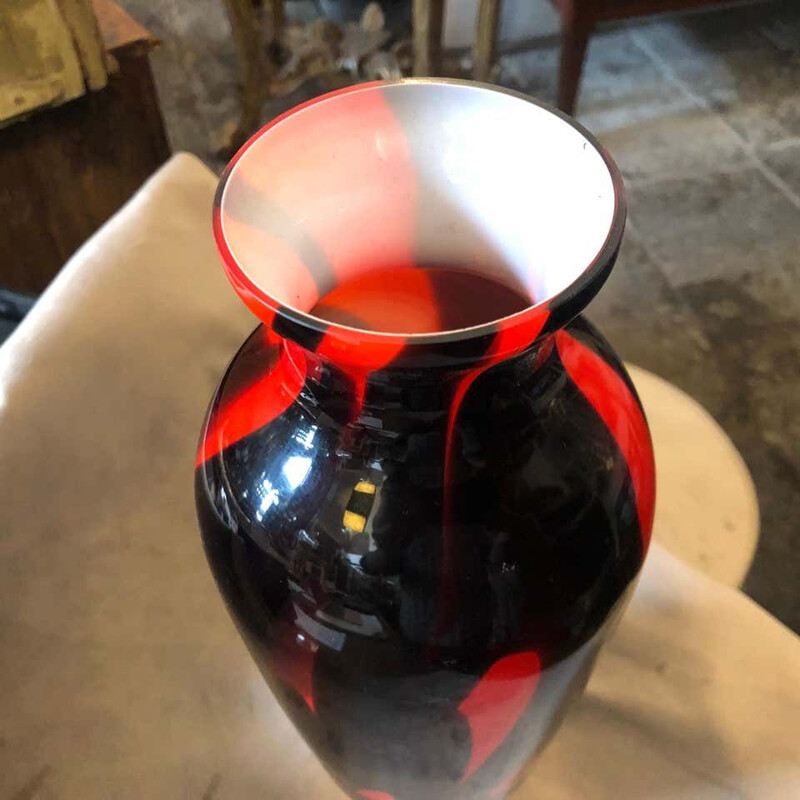 Jarrón de opalina rojo y negro vintage 1970