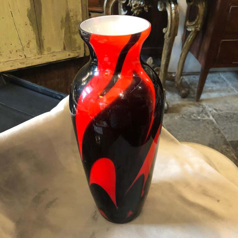 Vase vintage opalin rouge et noir 1970