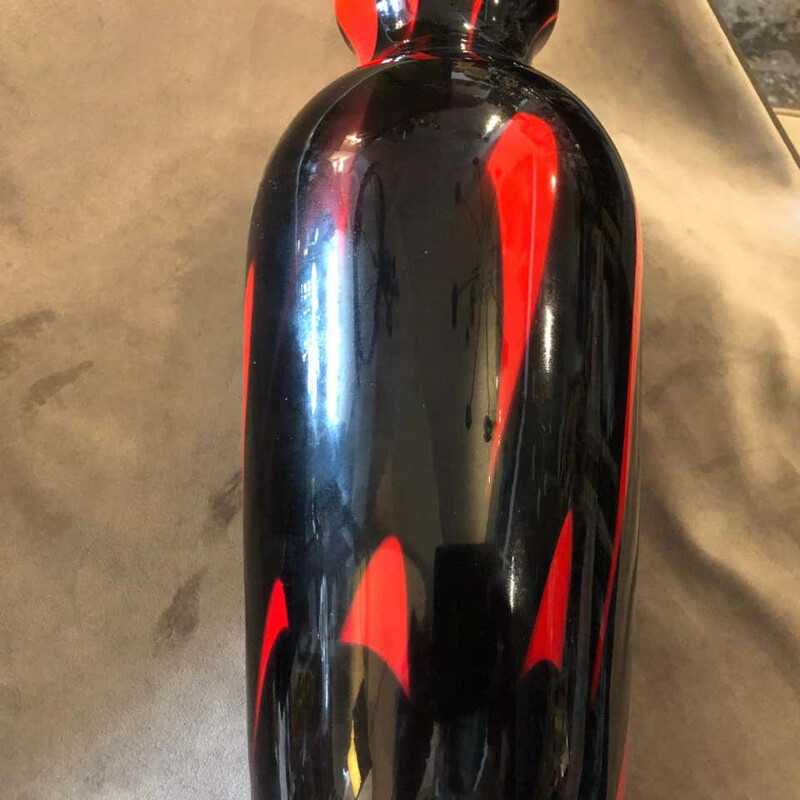 Vase vintage opalin rouge et noir 1970