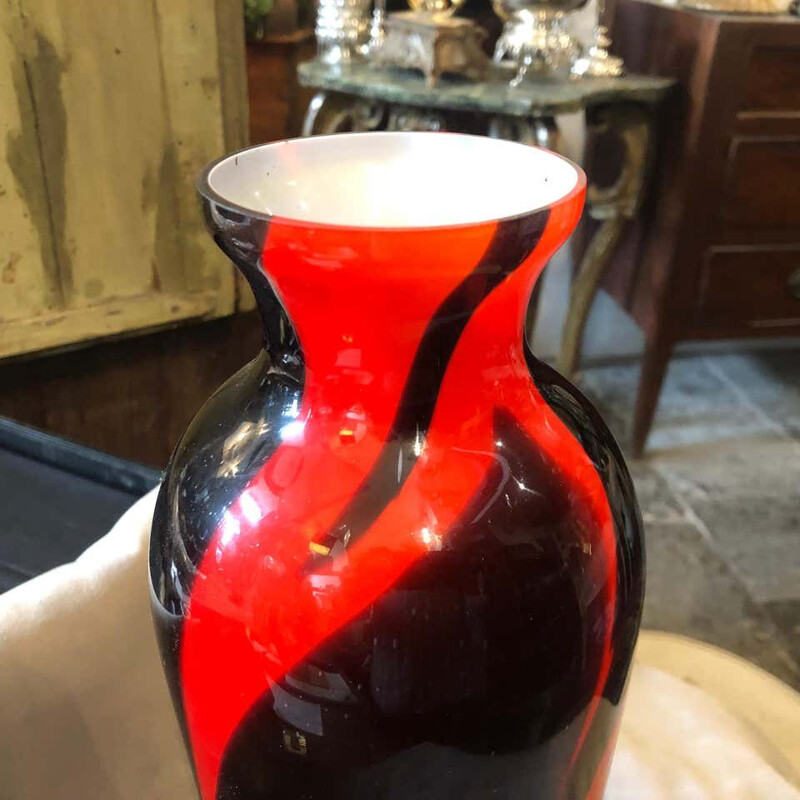 Vintage rood en zwart opaline vaas 1970