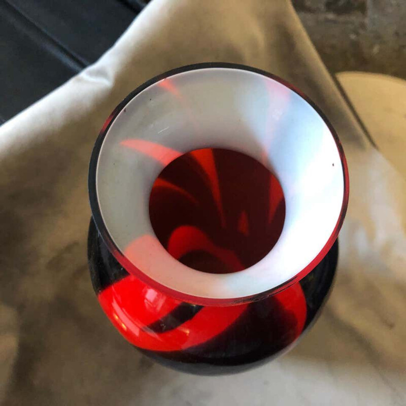 Vintage rood en zwart opaline vaas 1970