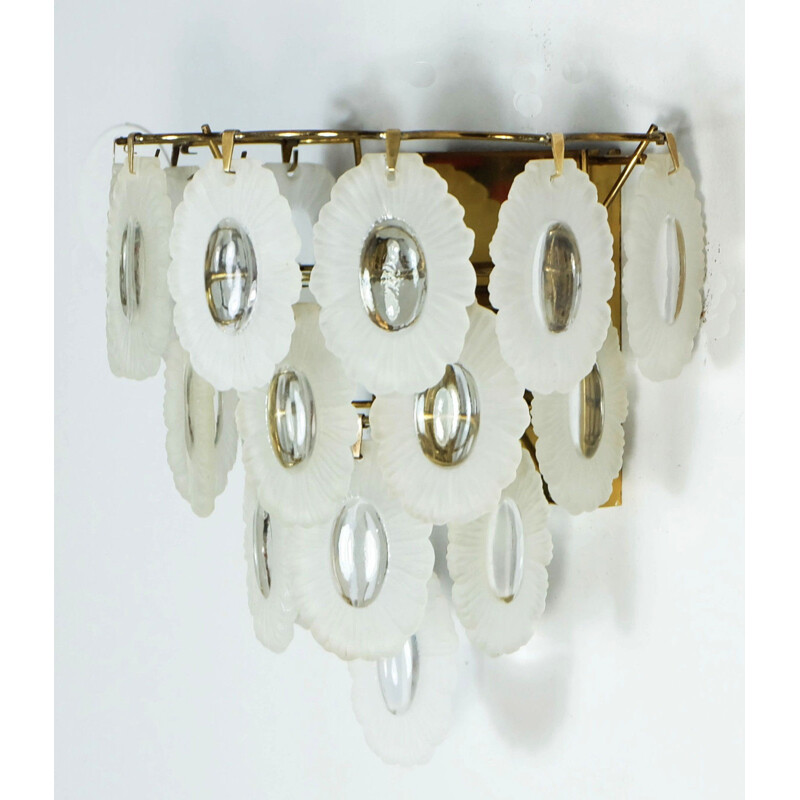 Italian wall light in brass with flowers in frosted glass - 1950s