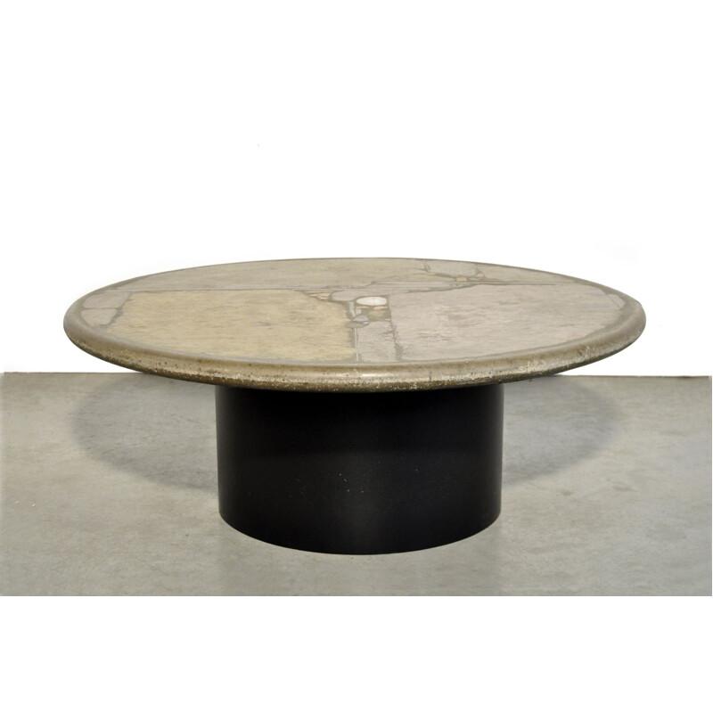 Table basse Vintage ronde Brutaliste en pierre naturelle du sculpteur Paul Kingma, Pays-Bas 1991