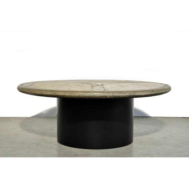Table basse Vintage ronde Brutaliste en pierre naturelle du sculpteur Paul Kingma, Pays-Bas 1991