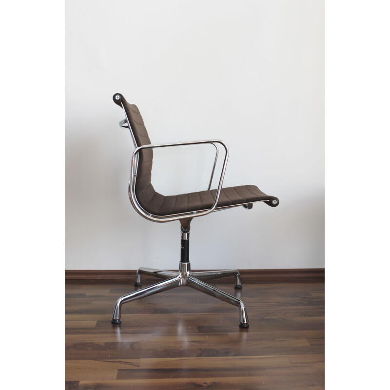 Chaise vintage en alu EA 108 tissu Hopsak marron, Charles Eames pour Vitra