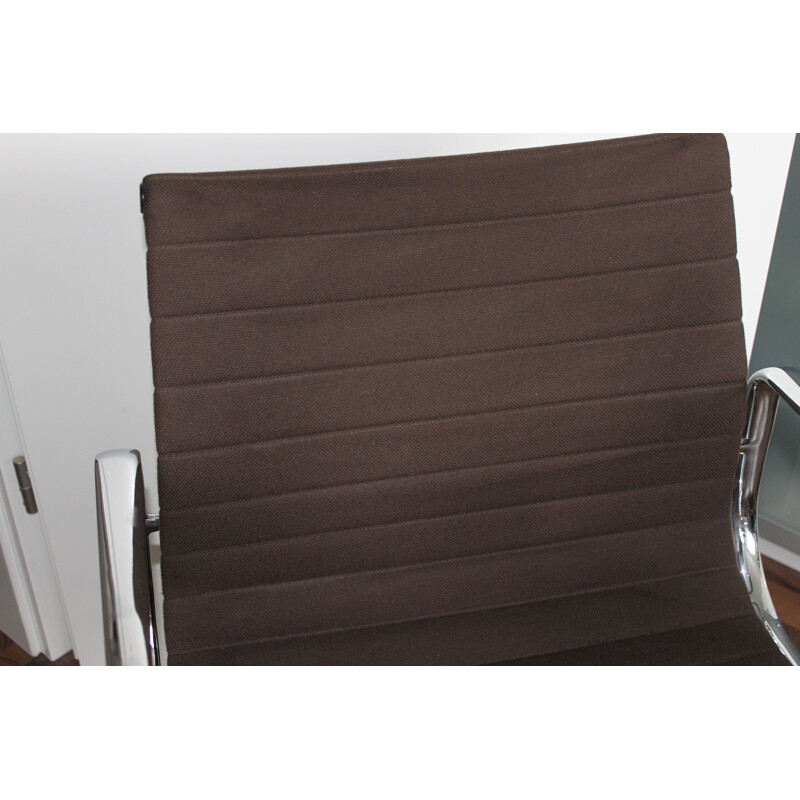 Chaise vintage en alu EA 108 tissu Hopsak marron, Charles Eames pour Vitra