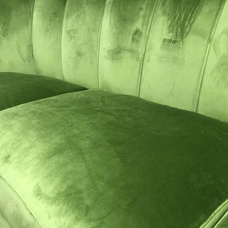 Canapé vintage courbé en velours vert et laiton italien 1950