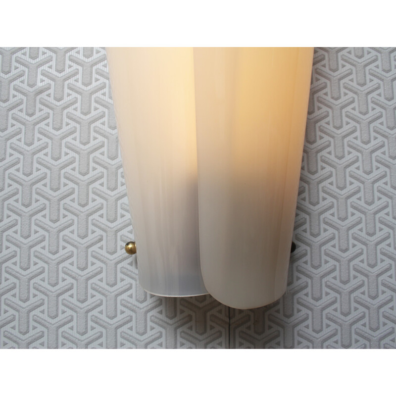 White plexiglass and brass wall lamp - 1950s