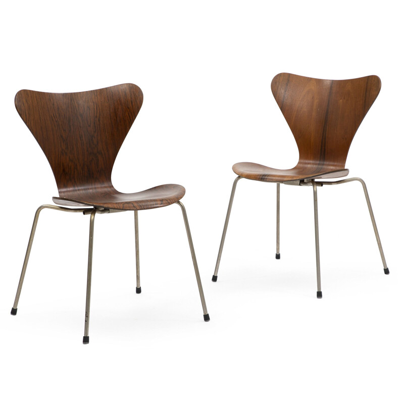 Pair of dining chairs "Seven Chair" with steel structure Arne Jacobsen