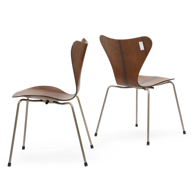 Pair of dining chairs "Seven Chair" with steel structure Arne Jacobsen