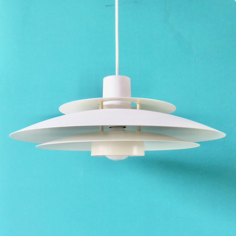 Vintage white suspension with cups