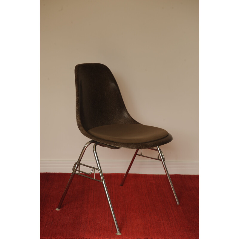 Cadeira Vintage DSS em fibra de vidro cromada por Charles e Ray Eames para Herman Miller, 1980