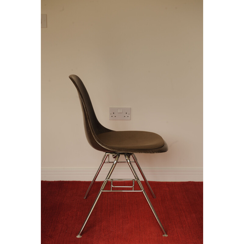 Sedia vintage DSS in fibra di vetro cromata di Charles e Ray Eames per Herman Miller, 1980