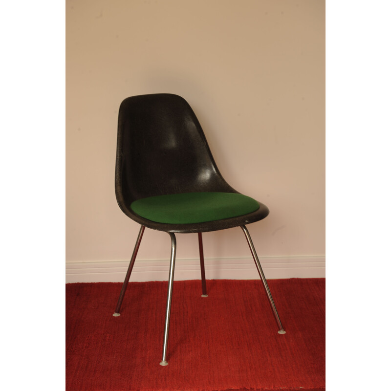 Sedia in fibra vintage di Charles e Ray Eames per Herman Miller