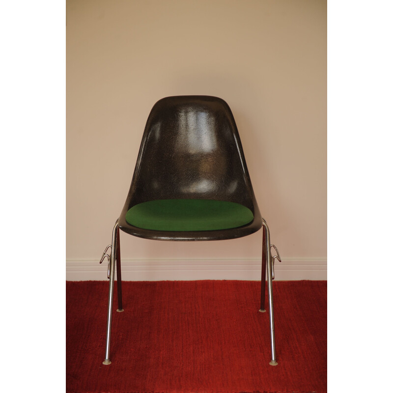 Vintage glasvezel en chromen DSS stoel van Charles en Ray Eames voor Herman Miller.