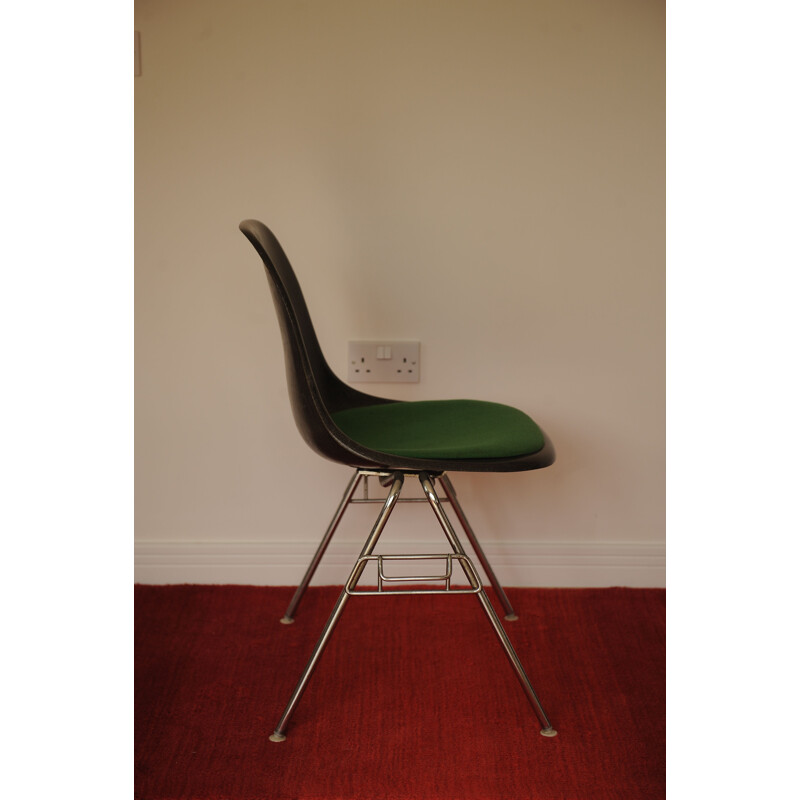 Sedia DSS vintage in fibra di vetro e cromo di Charles e Ray Eames per Herman Miller