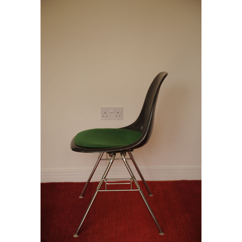 Silla vintage DSS de fibra de vidrio y cromo de Charles y Ray Eames para Herman Miller