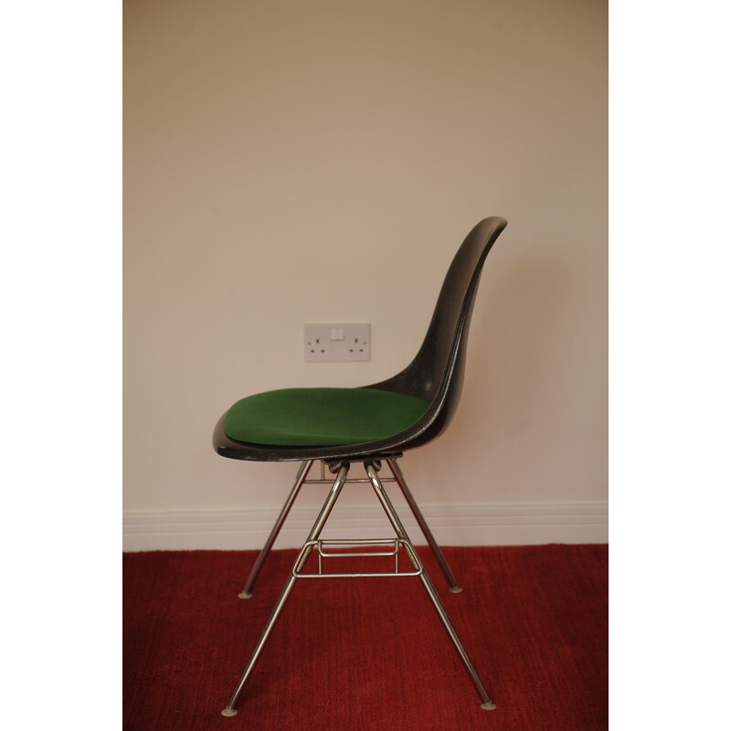 Vintage glasvezel en chromen DSS stoel van Charles en Ray Eames voor Herman Miller.