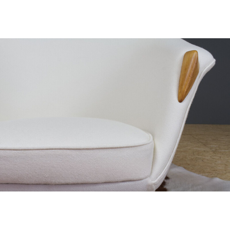 Paire de fauteuil lounge vintage en orme rembourrées en laine blanc cassé danoise 1950