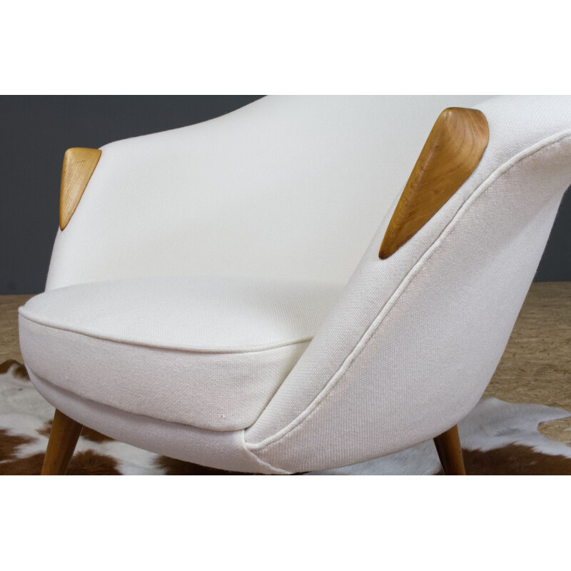 Paire de fauteuil lounge vintage en orme rembourrées en laine blanc cassé danoise 1950