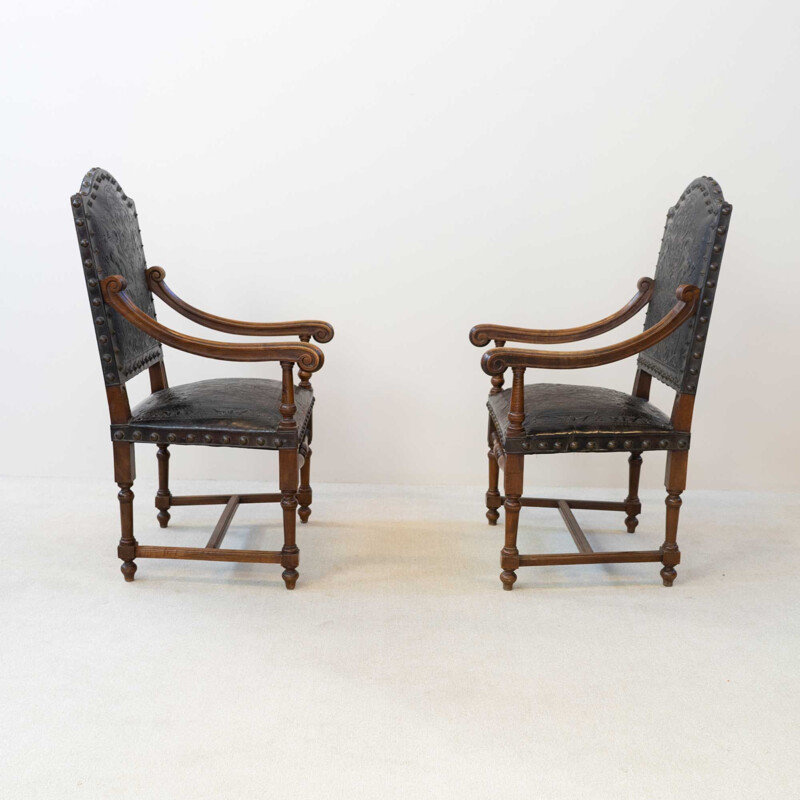 Ein Paar Vintage-Sessel aus Nussbaum und getriebenem Leder, 19. Jahrhundert
