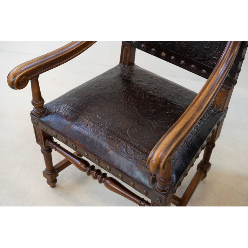 Paire de fauteuils vintage en noyer et cuir repoussé, 19ème siècle