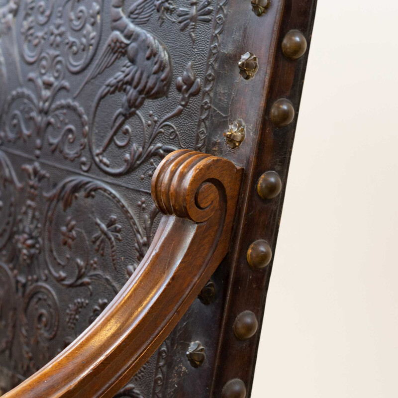 Paire de fauteuils vintage en noyer et cuir repoussé, 19ème siècle