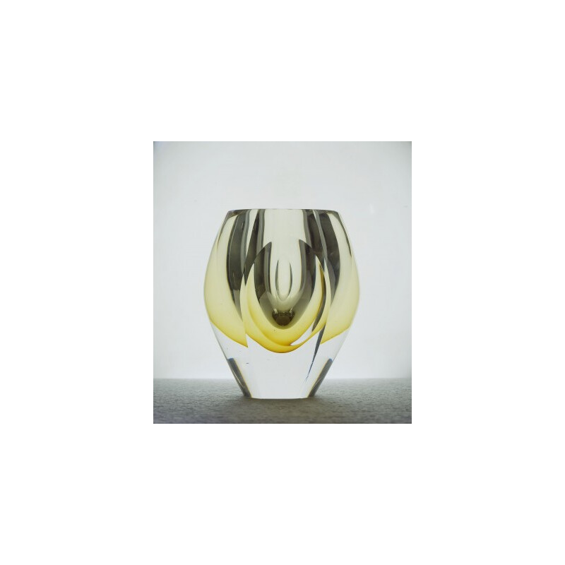 Vase taillé scandinave Kosta "Ventana" en verre et détails jaunes, Mona MORALES SCHIDT - 1950