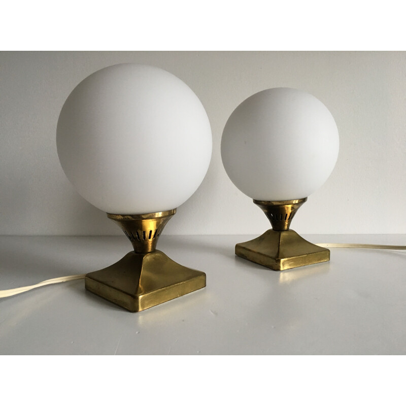 Paire de lampes vintage Boules laiton et opaline 1950