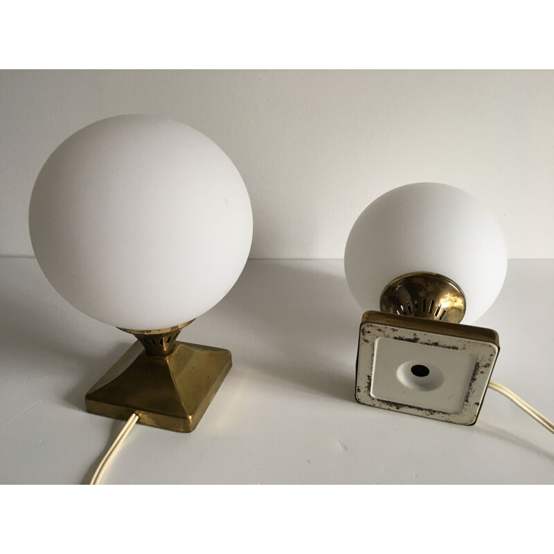 Paire de lampes vintage Boules laiton et opaline 1950