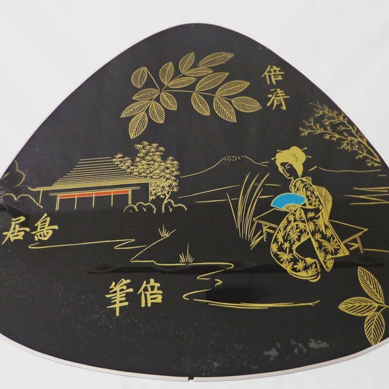 Table basse vintage avec un motif japonais sur le plateau, 1950