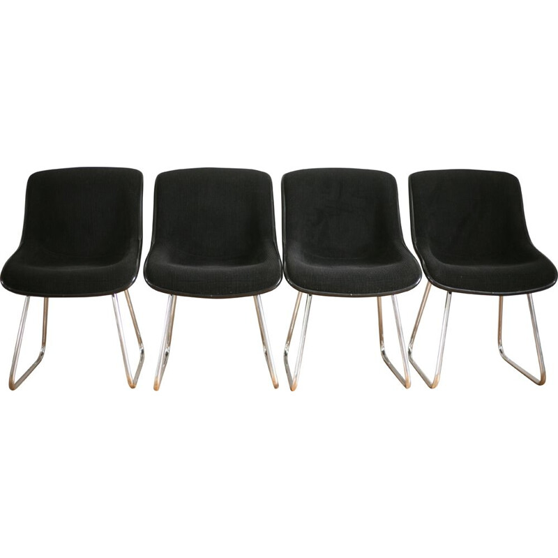 4 chaises coques vintage plastique et velours noirs, France 1970