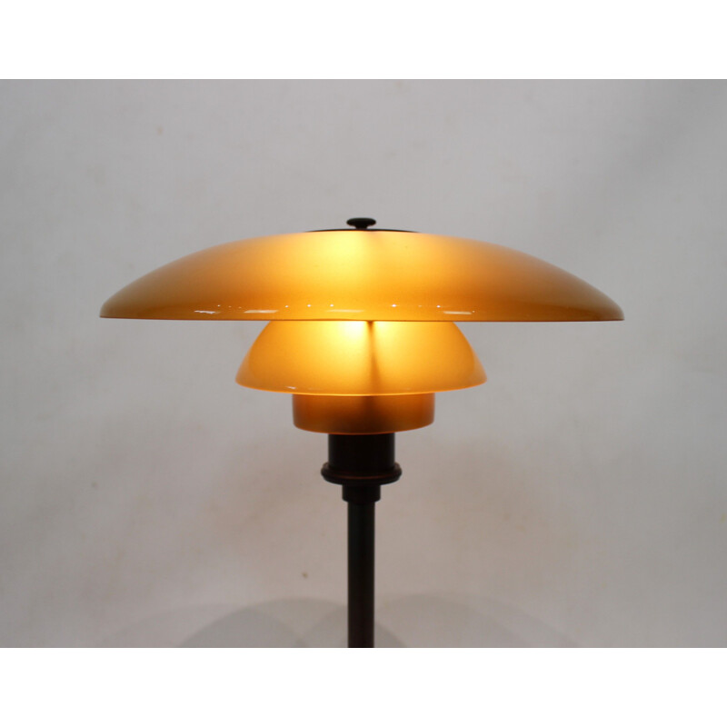 Vintage PH 32 tablelamp with shades of amber colored glass and frame of burnished brass, by Poul Henningsen,1930s